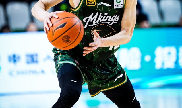 足球赛事-不让打了吗？开局1分钟郭昊文&amp;赵柏清冲突 双双被换下再未上场